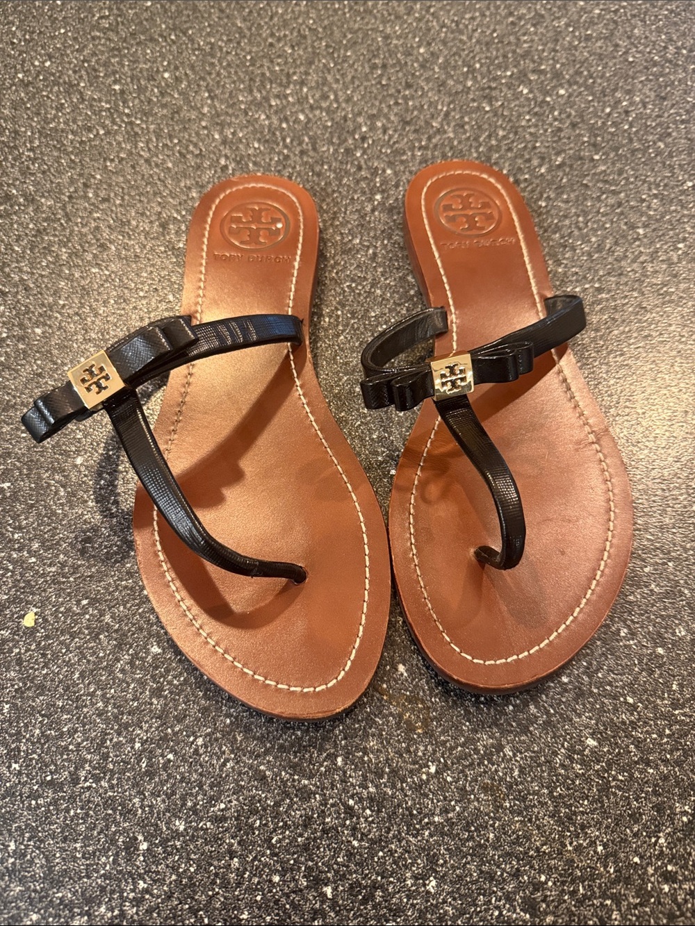 Tory Burch Black Bow Thong Sandals with Brown Footbed and Gold Logo - size 7